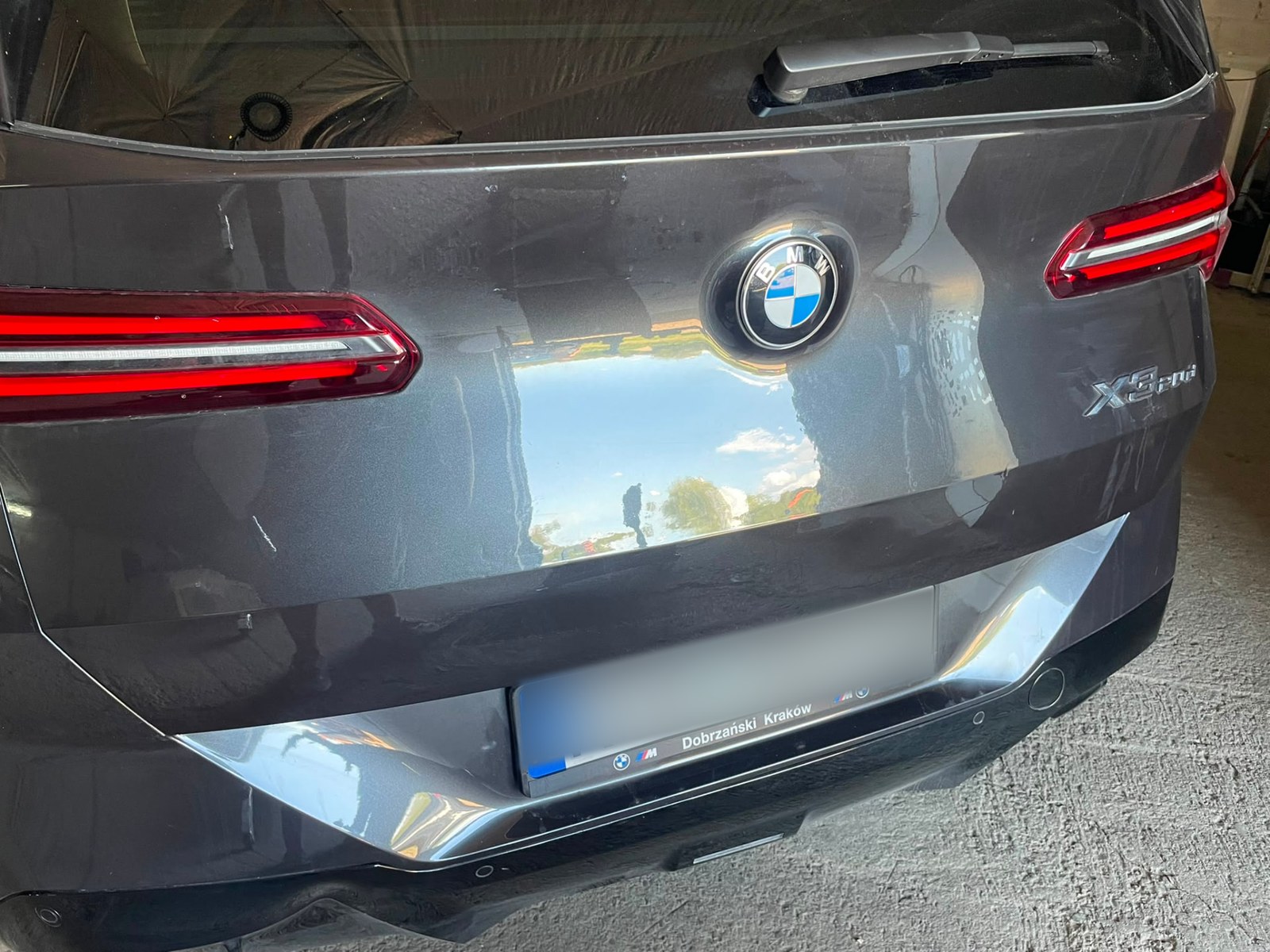 BMW X3 — głębokie wgniecenie klapy — efekt po naprawie PDR
