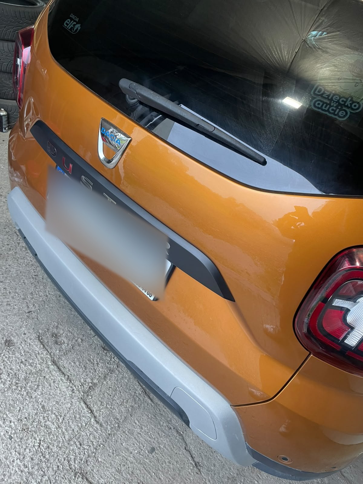 Dacia Duster — wgniecenie na klapie — efekt po naprawie PDR