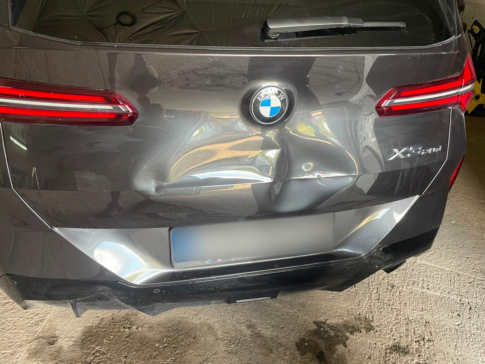BMW X3 — głębokie wgniecenie klapy — stan przed naprawą PDR