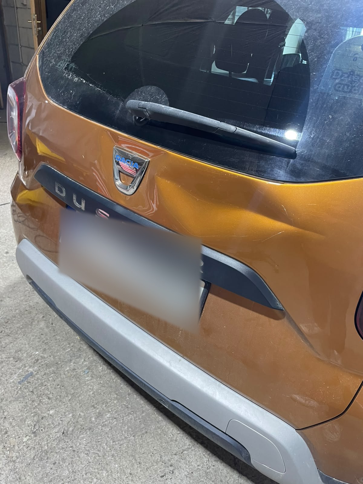 Dacia Duster — wgniecenie na klapie — stan przed naprawą PDR